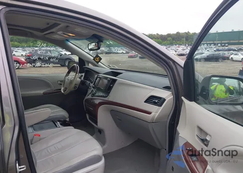 2011 Toyota Sienna Limited z USA, uszkodzony, nr VIN 5TDDK3DC8BS029389